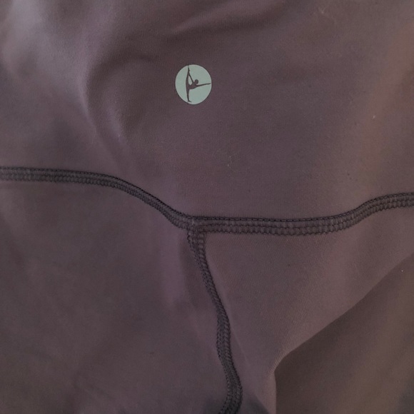 Lavender Capri Yoga Pant with cutout design S - Picture 3 of 5